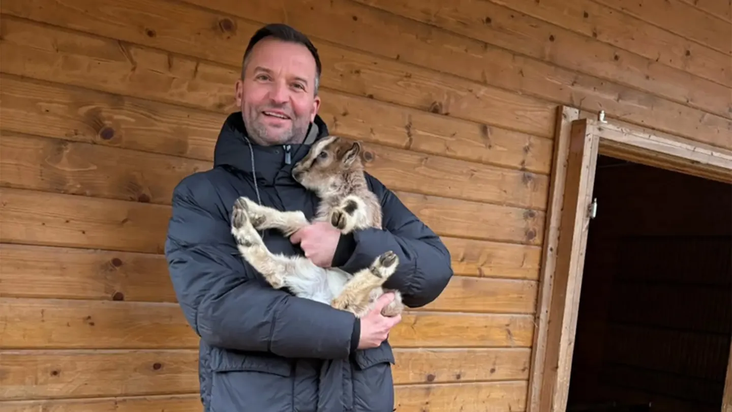 Tim Krämer hält Ziege Tim im Arm